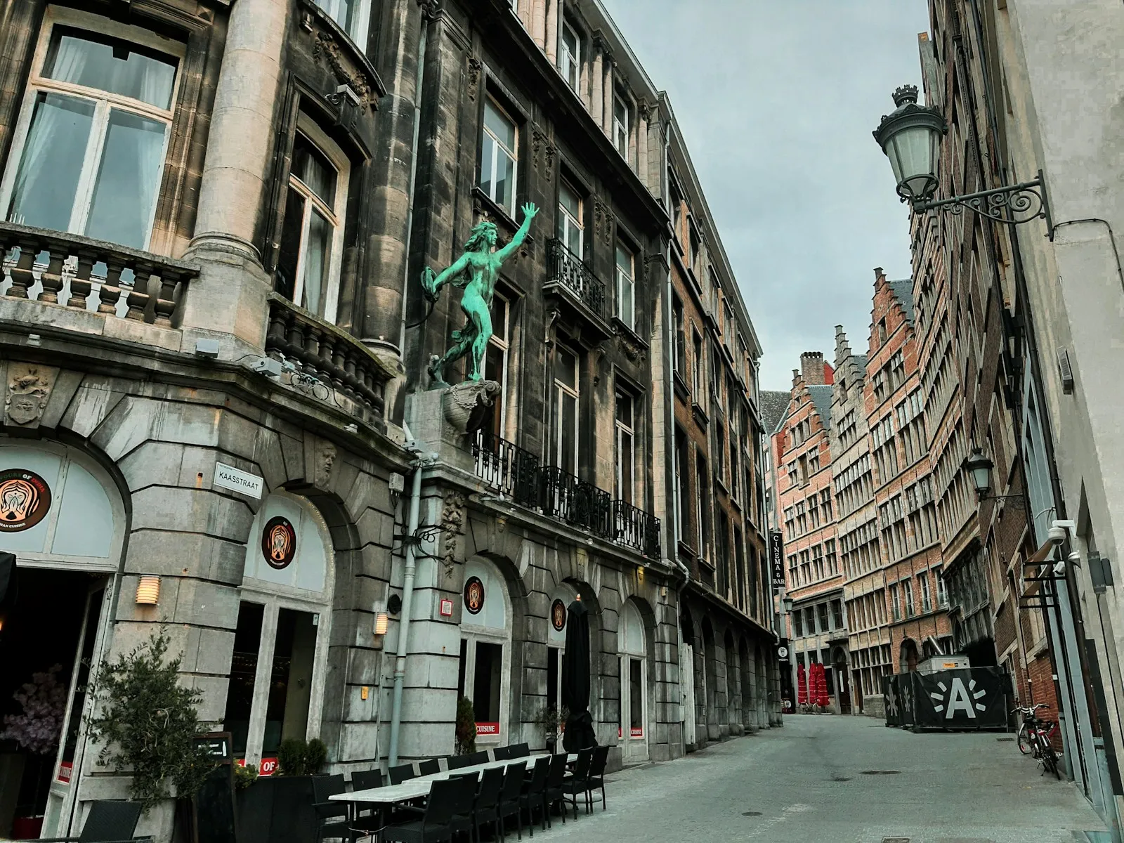Straatbeeld in Antwerpen met uithangborden van lokale zaken