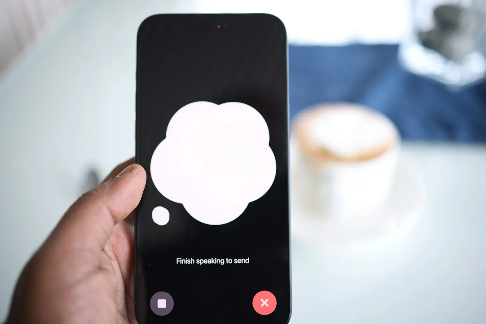Een smartphone op een houten werkbank toont een melding van een nieuw bericht naast gereedschap